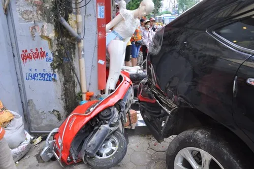 Xế hộp mất lái, gây tai nạn liên hoàn 